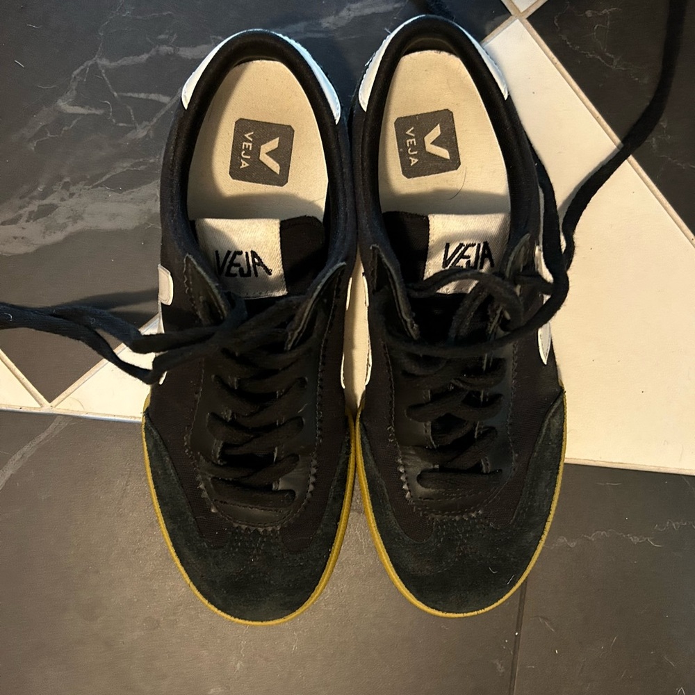 VEJA Volley Canvas Sneaker SZ Men 6.5/ Women's 8 Black-White-Natural